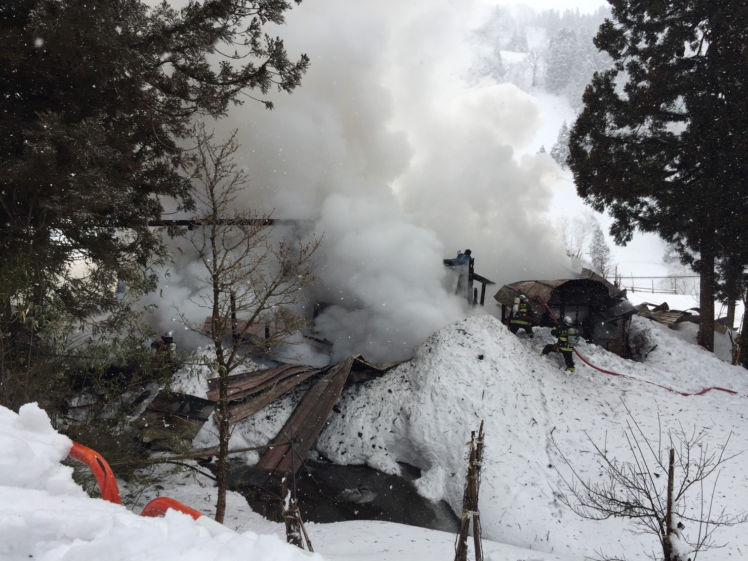 妙高市上馬場で住宅火災 男性が顔などにやけど
