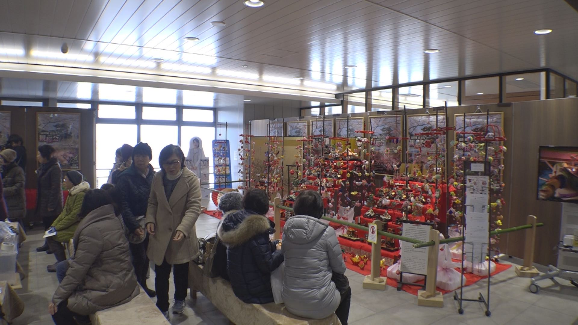 ひな人形で「おもてなし」 “のぼり旗”でもＰＲ！