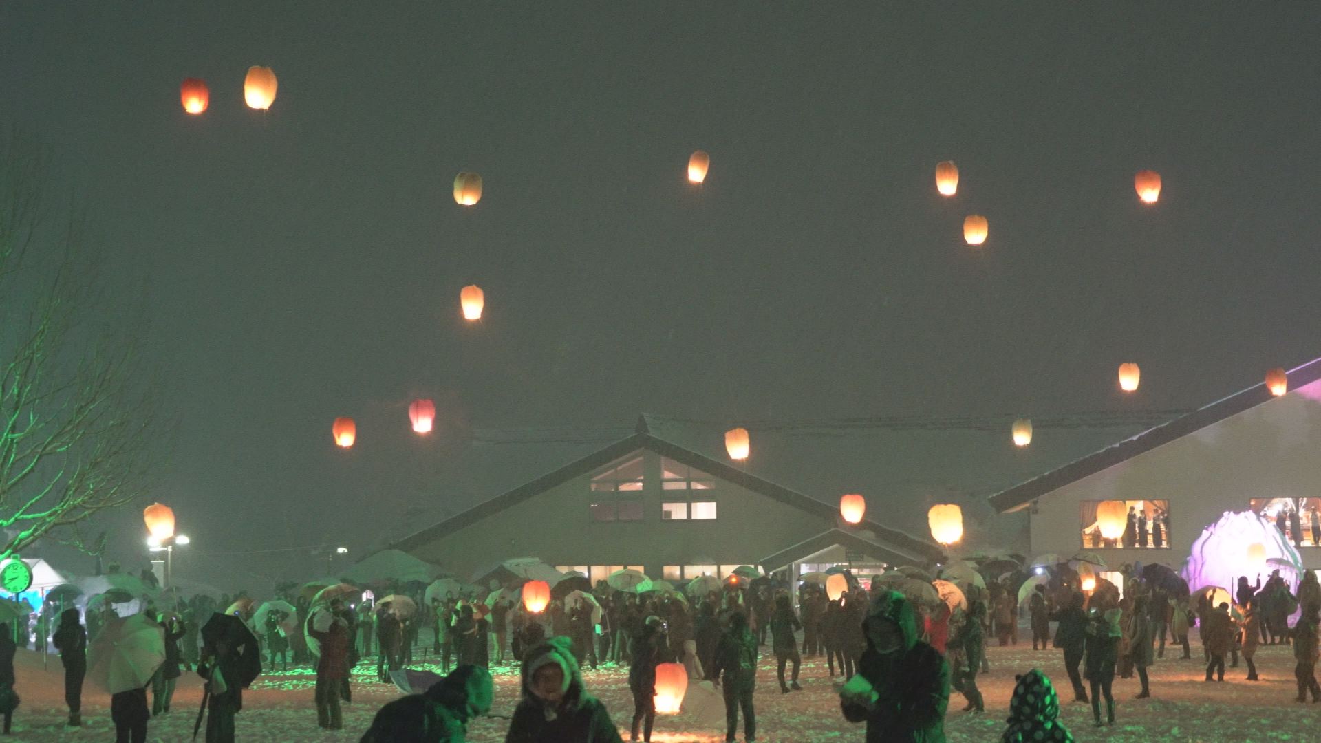 【動画】灯の回廊 雪空にスカイランタン！