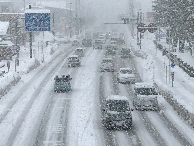 きょう19日は昼ごろまで雪降りやすく