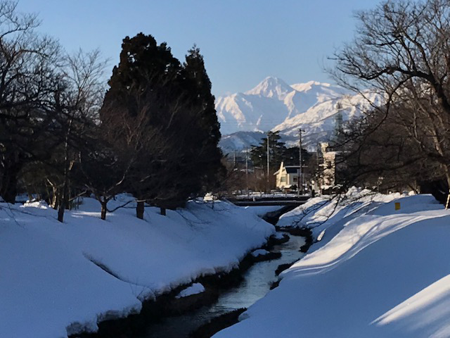 日中晴れるも夕方からは雨か雪