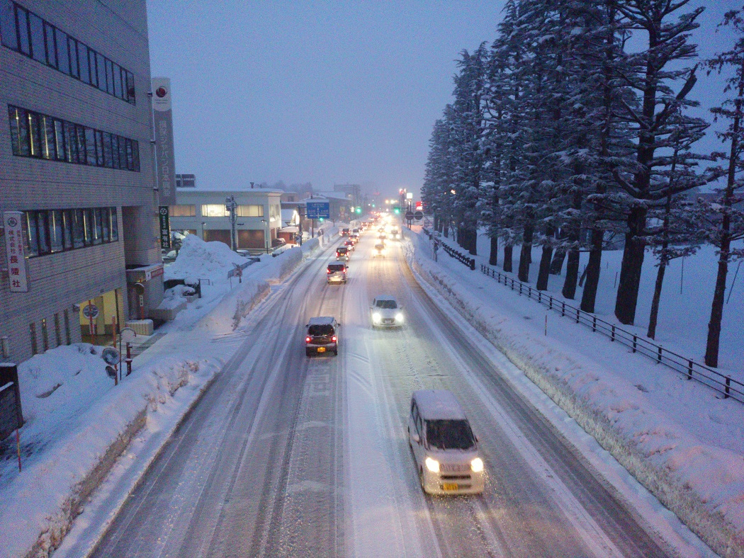 あす8日にかけ大雪続く 平野部20㎝ 山沿い40㎝