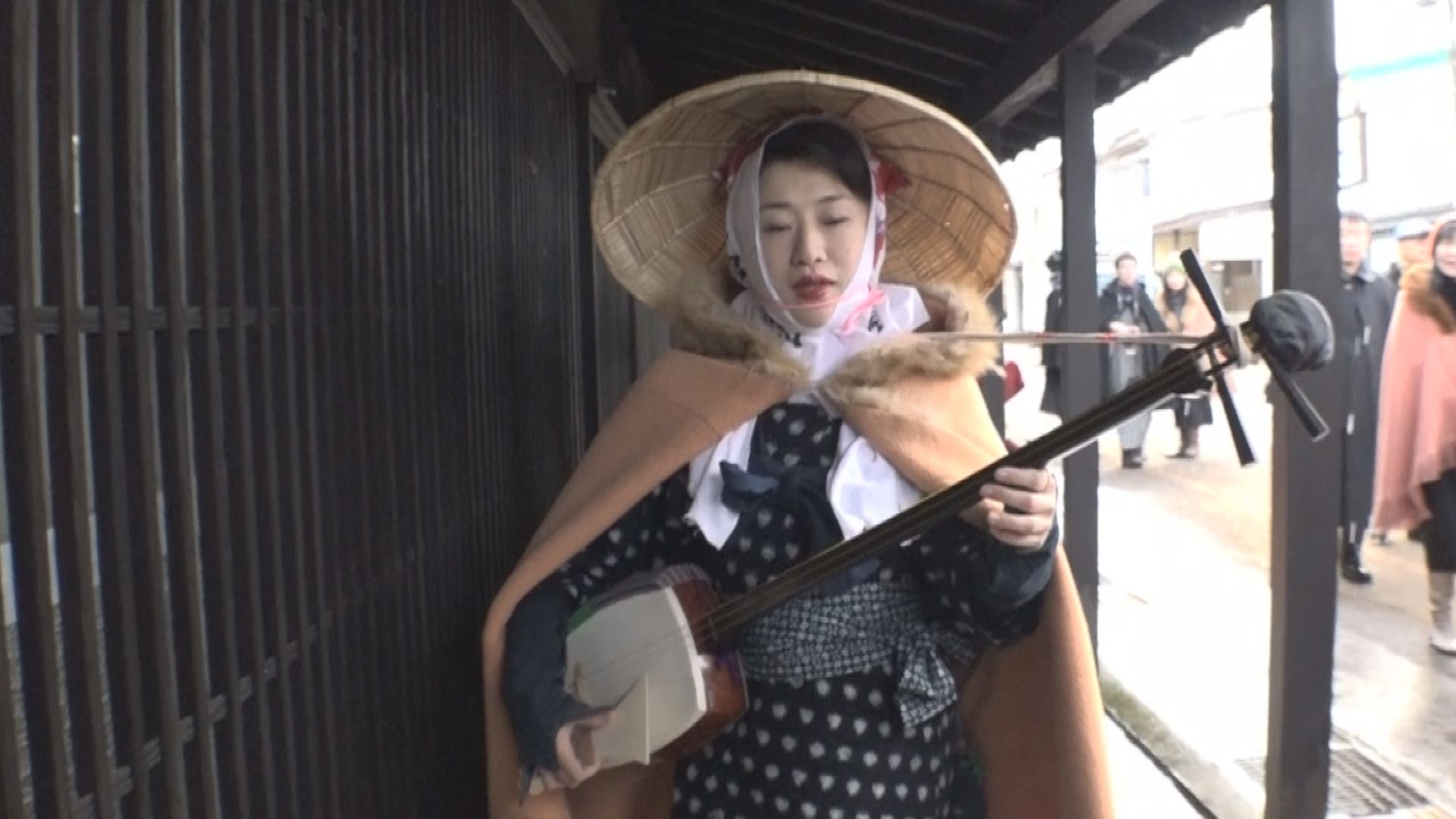 雁木にひびく哀愁の音色  高田瞽女の門付け再現
