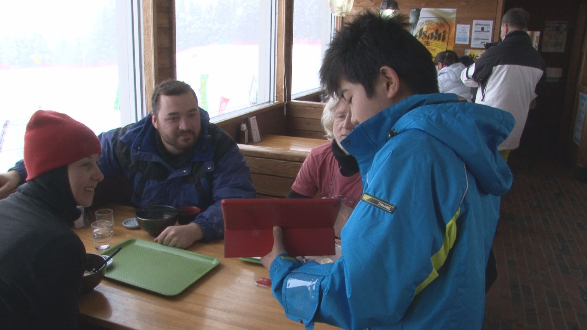 新井南小5・6年生　外国人に妙高をPR