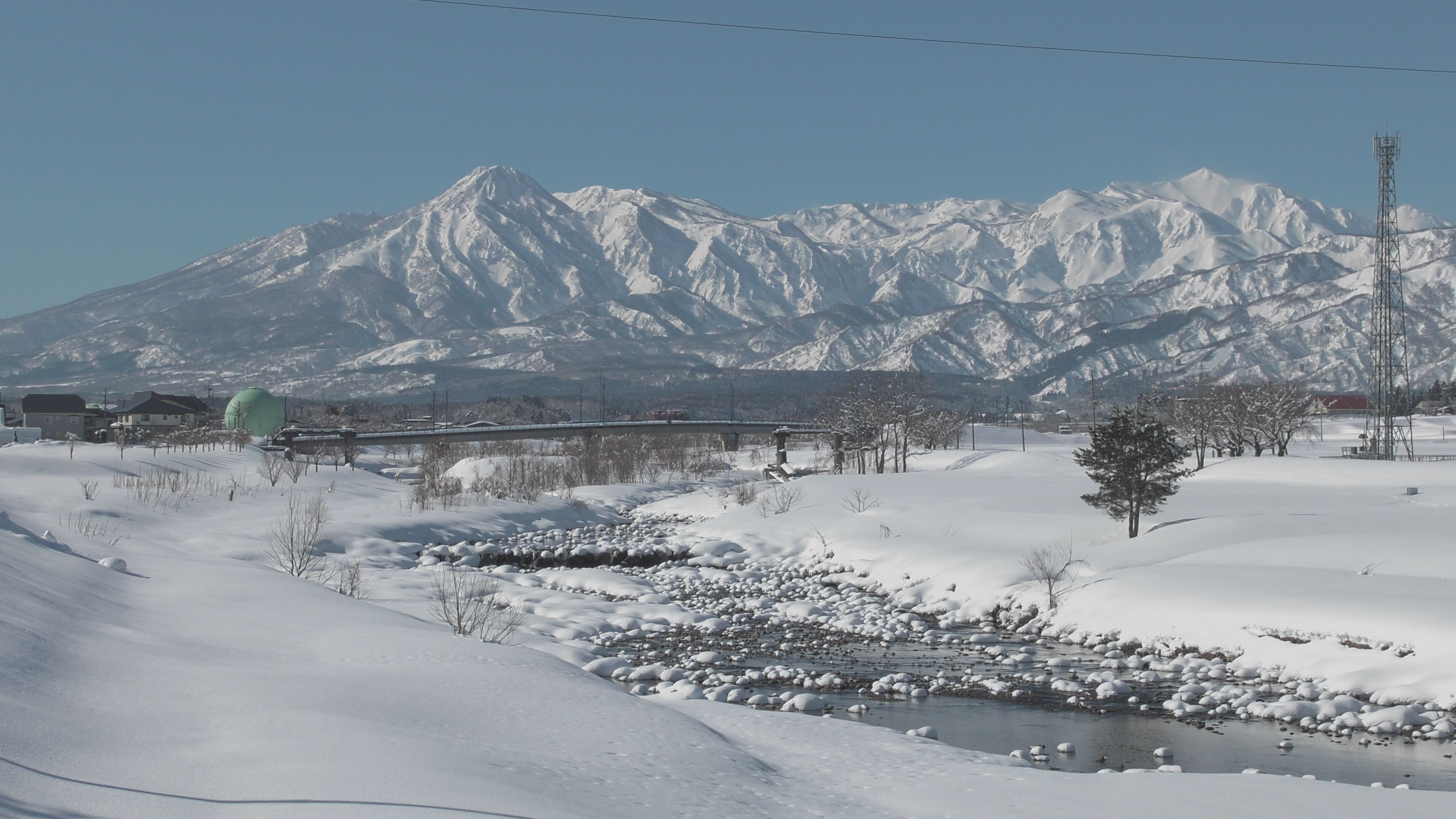 【動画】矢代川から見た妙高山・高田公園の光の春