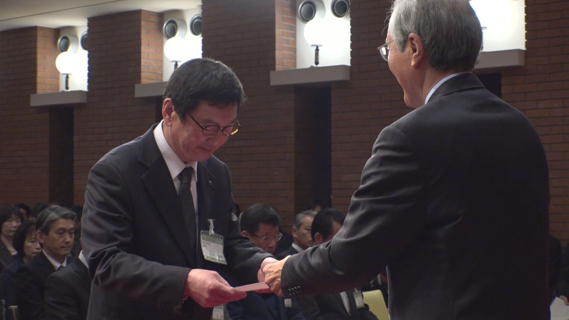 上越市退職職員に辞令交付 新たな人生切り開く！
