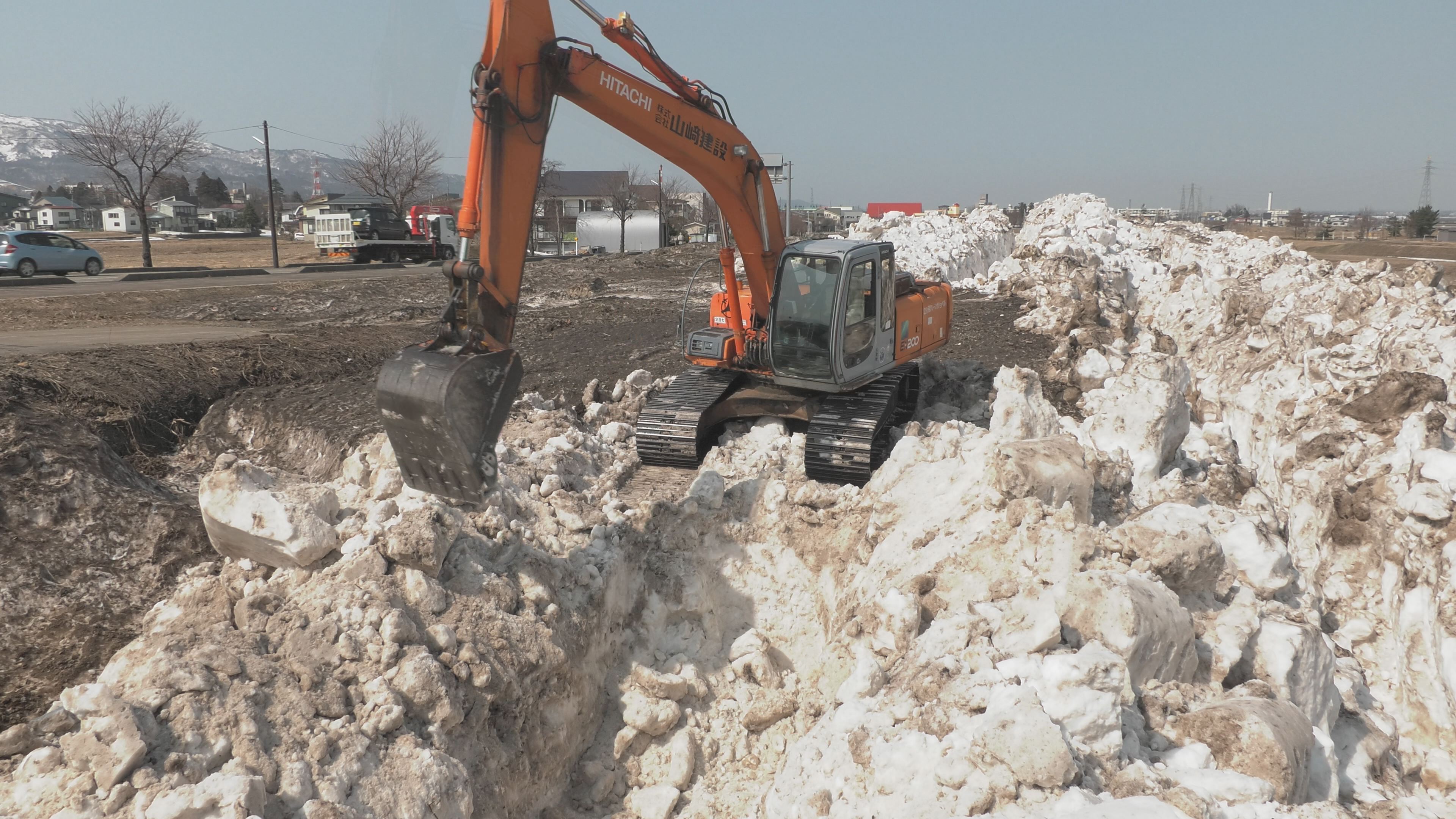 【動画】これも雪国だけ！雪捨て場の雪割り作業