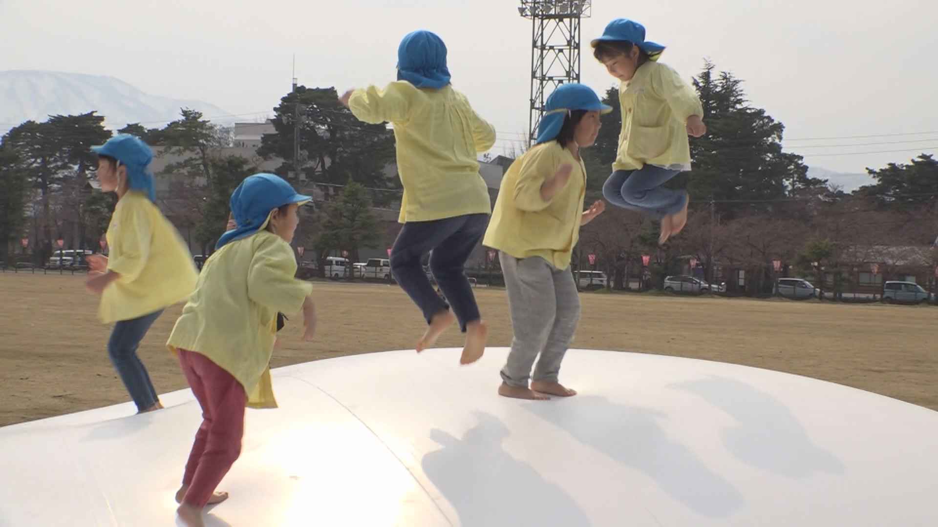 上越初！ふわふわドーム ソフトボール場が芝生広場に