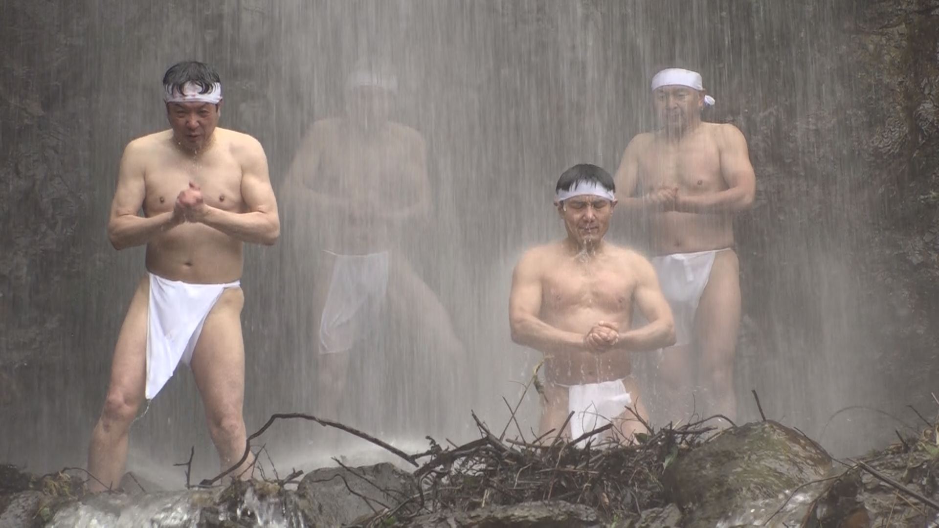 名立区天王滝　寒中みそぎで心身清める