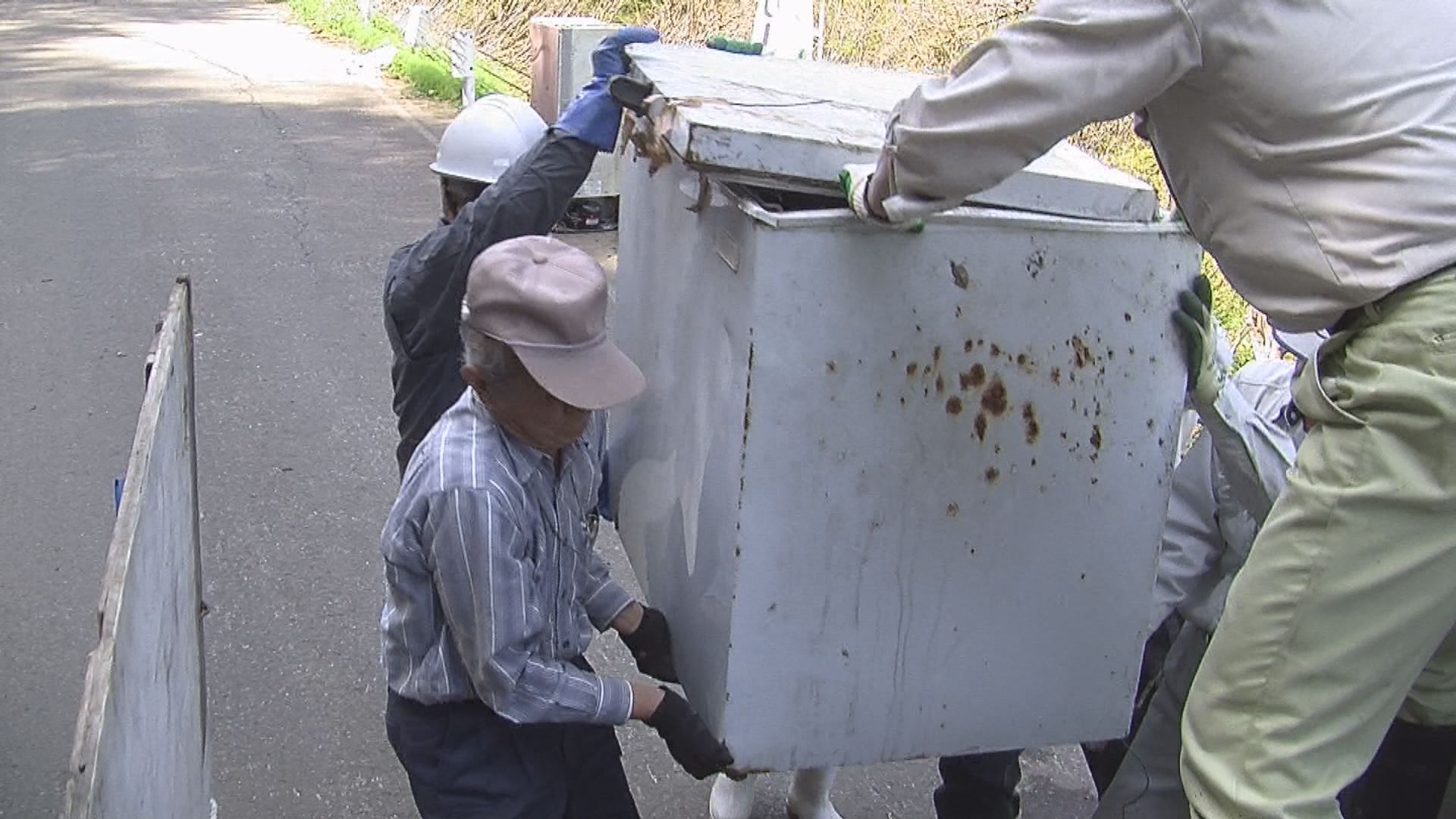 ゼッタイヤメテ！不法投棄　林道でごみ回収作業