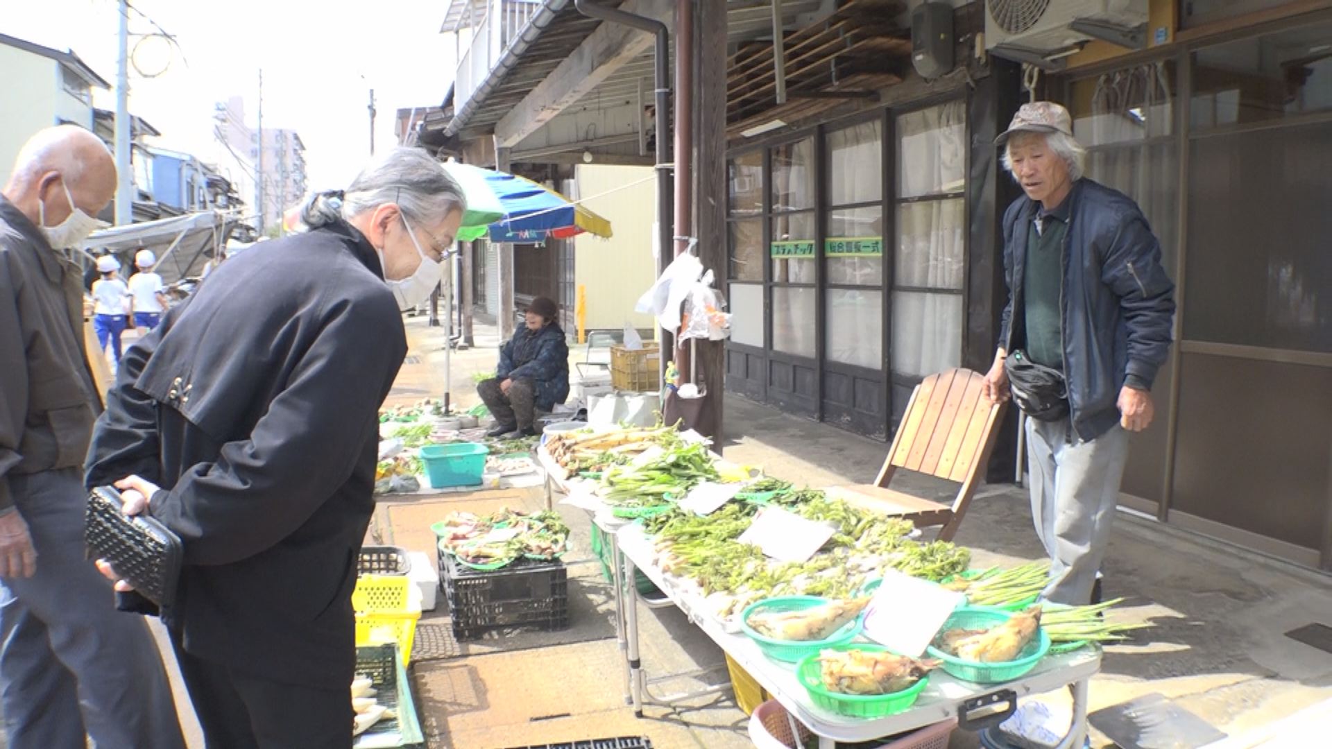 180417_朝市に春の味覚並ぶ