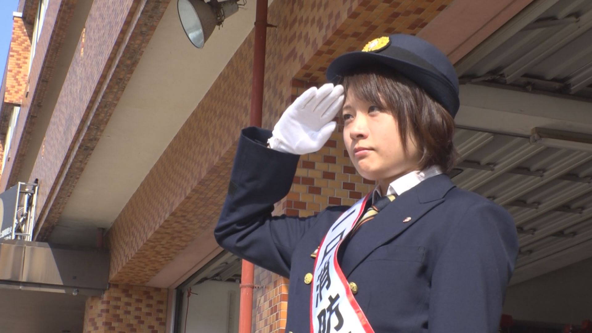 上越南消防  JCV鶴見アナが一日消防署長に
