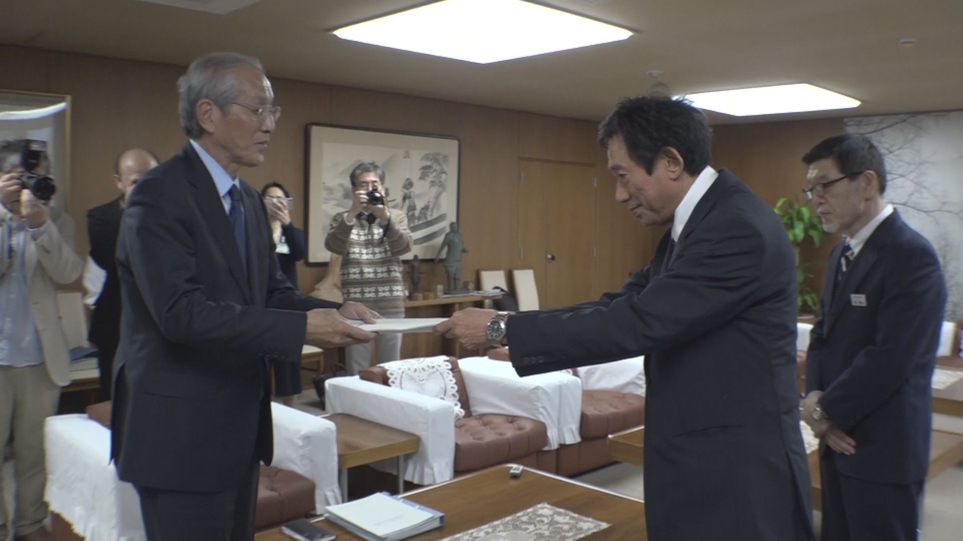 センター病院  基本構想策定委が市長に報告書提出