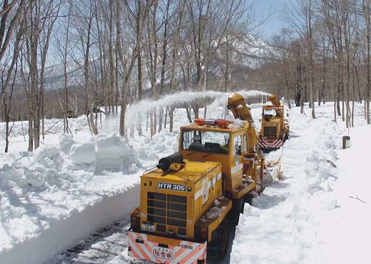＜動画＞空撮！豪快に雪のアーチ 笹ヶ峰高原除雪作業