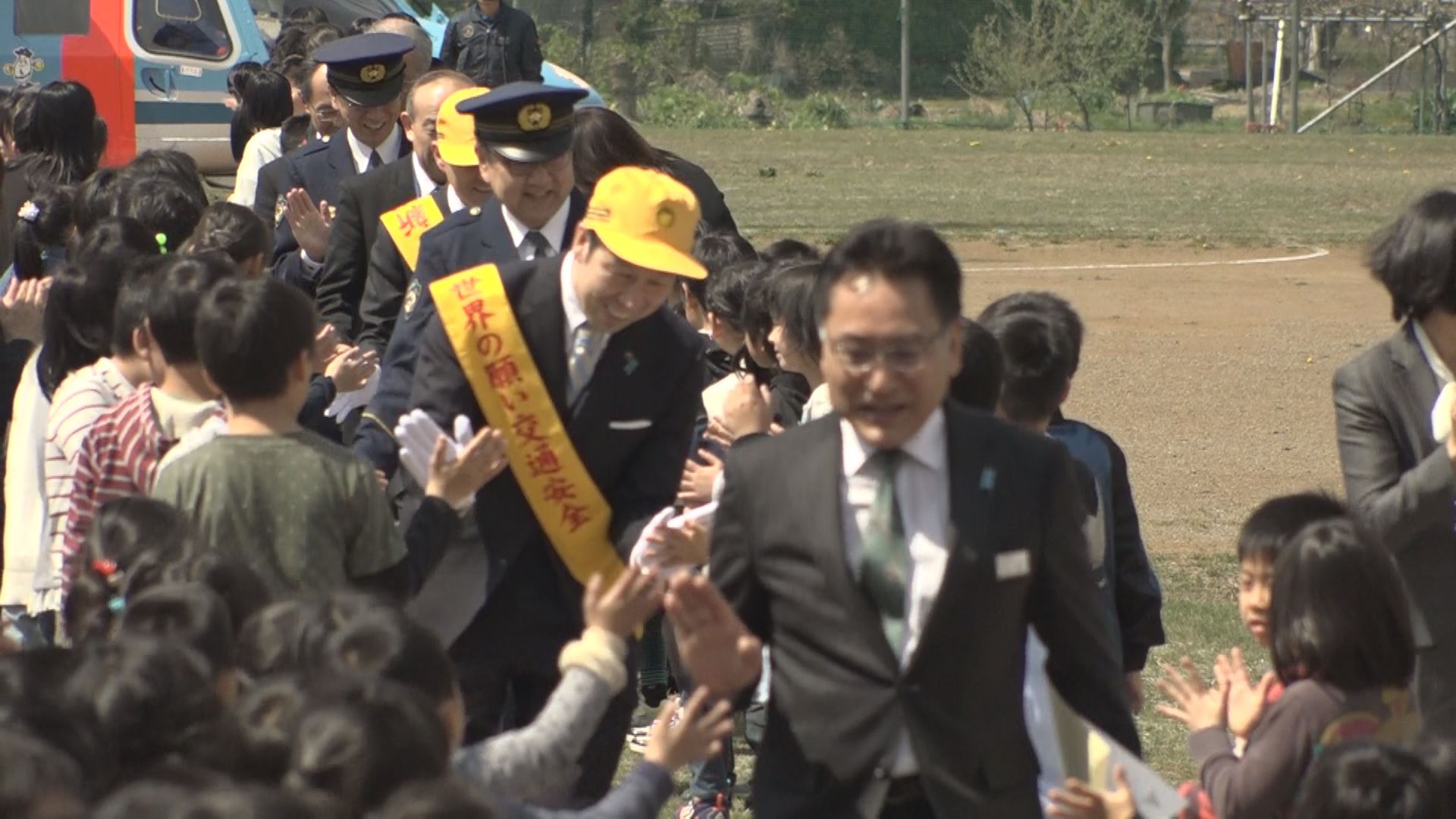 米山知事ヘリで学校訪問 児童に交通安全呼びかける