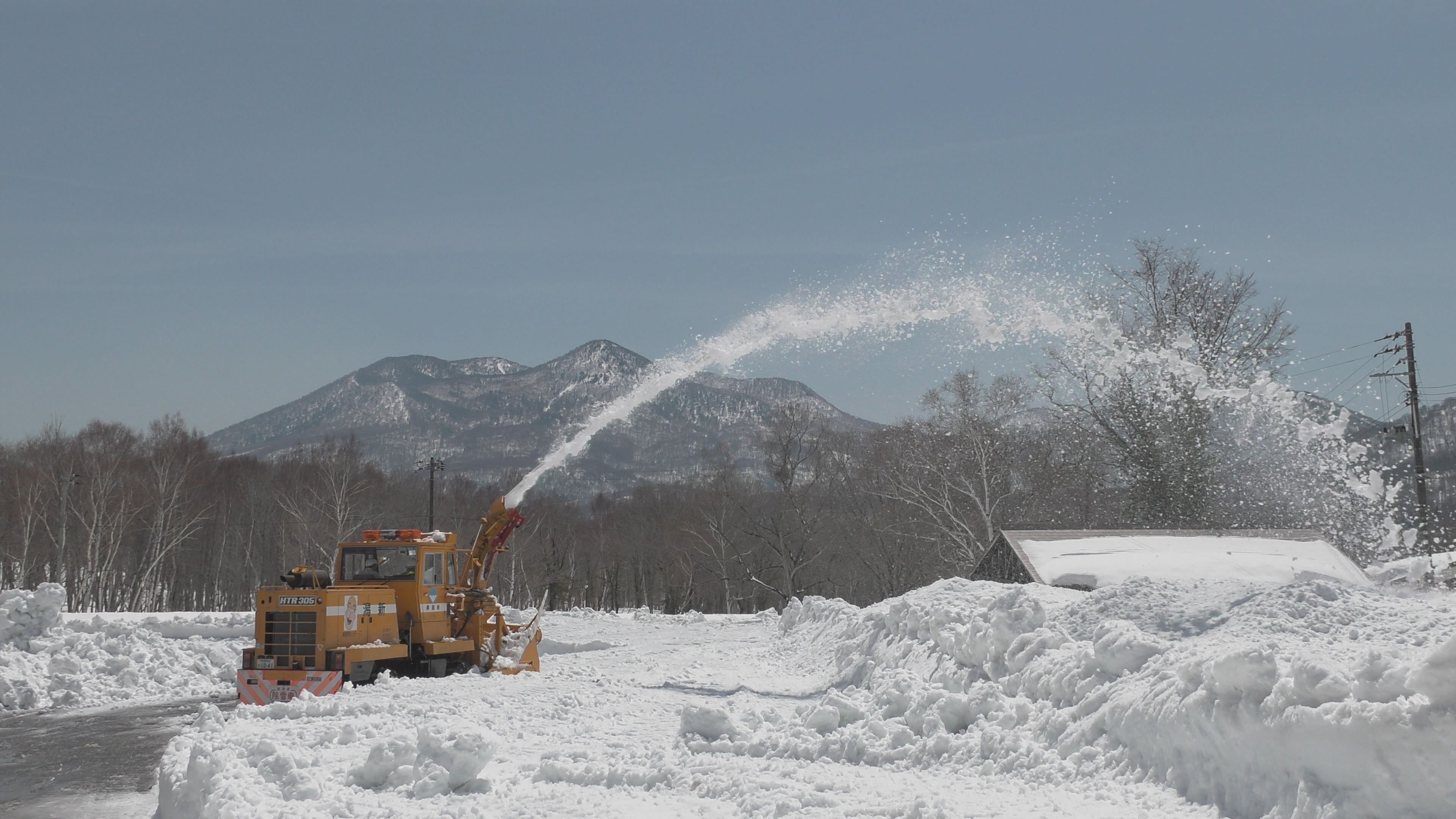 春を呼ぶ雪のアーチ！ 笹ヶ峰で除雪進む