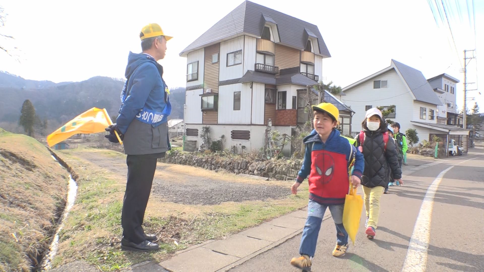 新１年生も一緒に登校 地域ぐるみで見守りを！