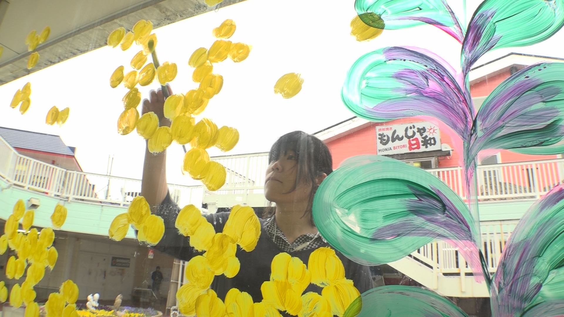 パティオをジャック 伊倉真理恵さんがライブペイント