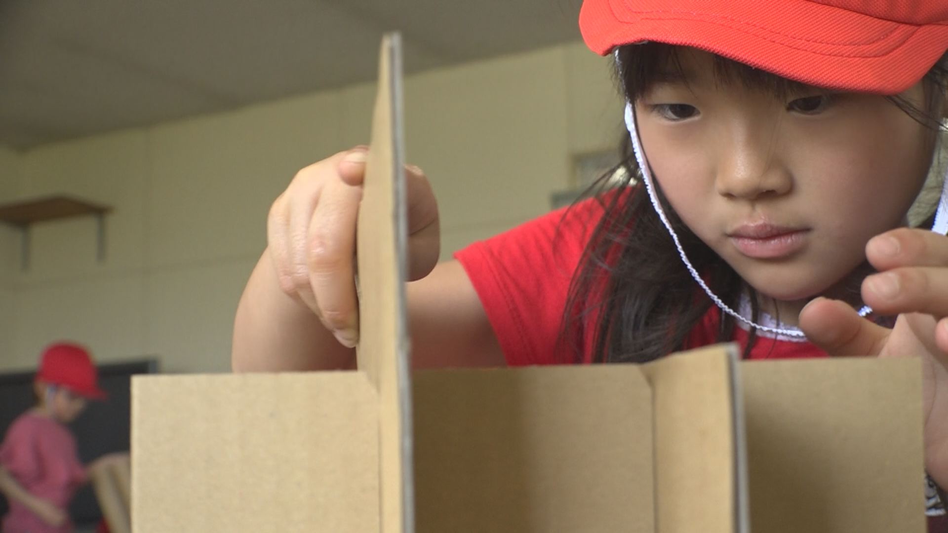 ダンボールであそぼう！　児童が製造工場を見学