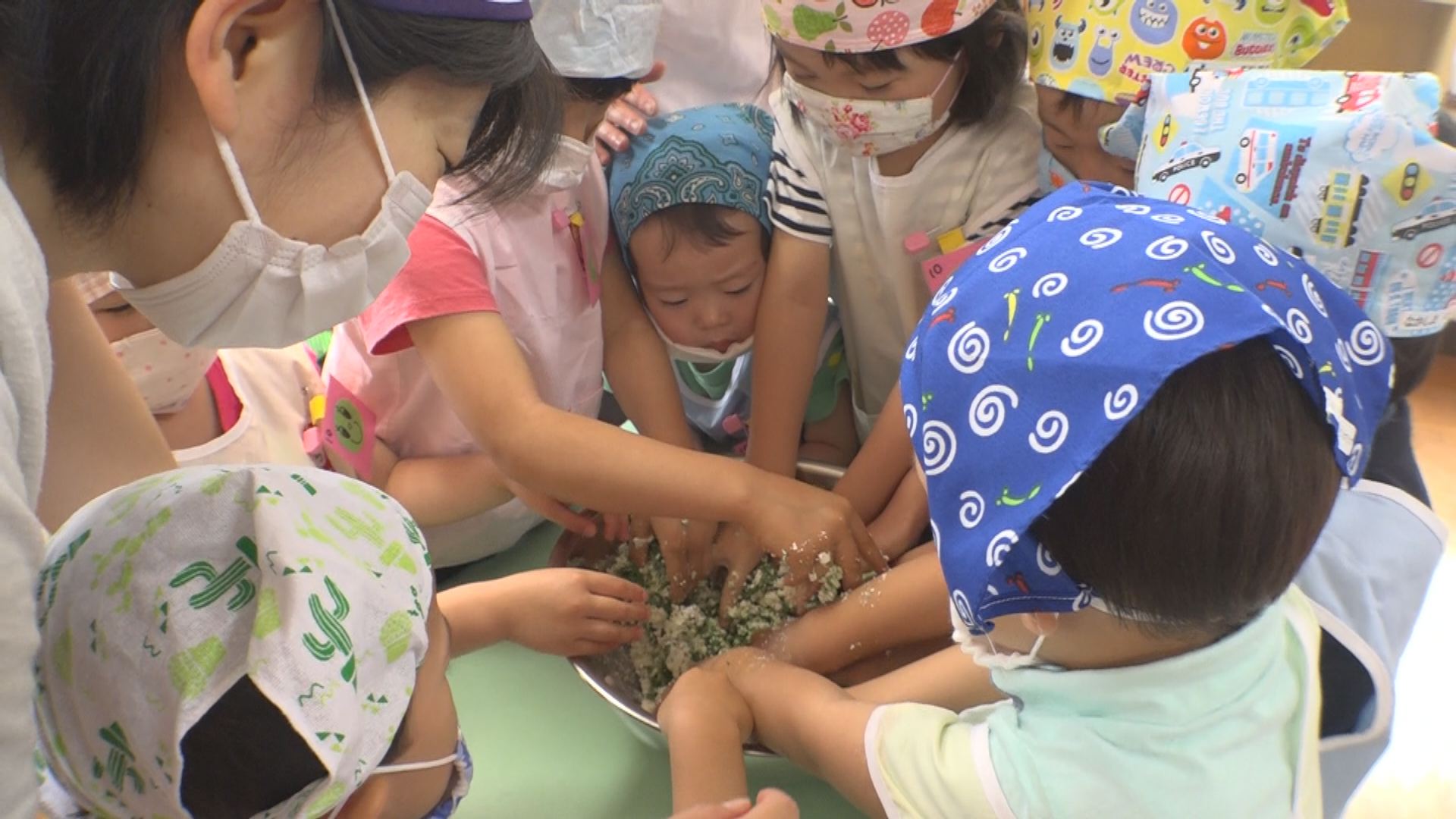 力をあわせて！聖公会紅葉幼稚園でよもぎ団子作り