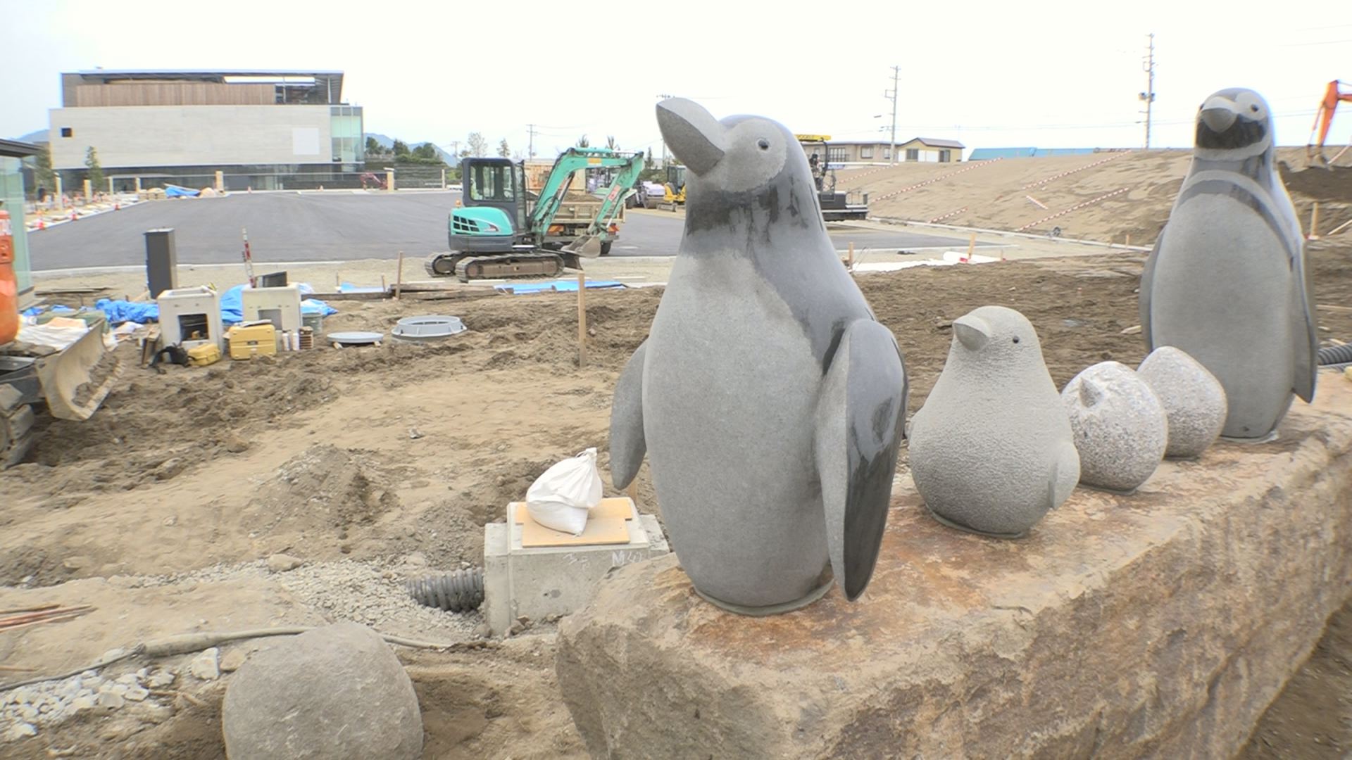 「うみがたり」のお客さんをお出迎え！ ペンギン石像設置