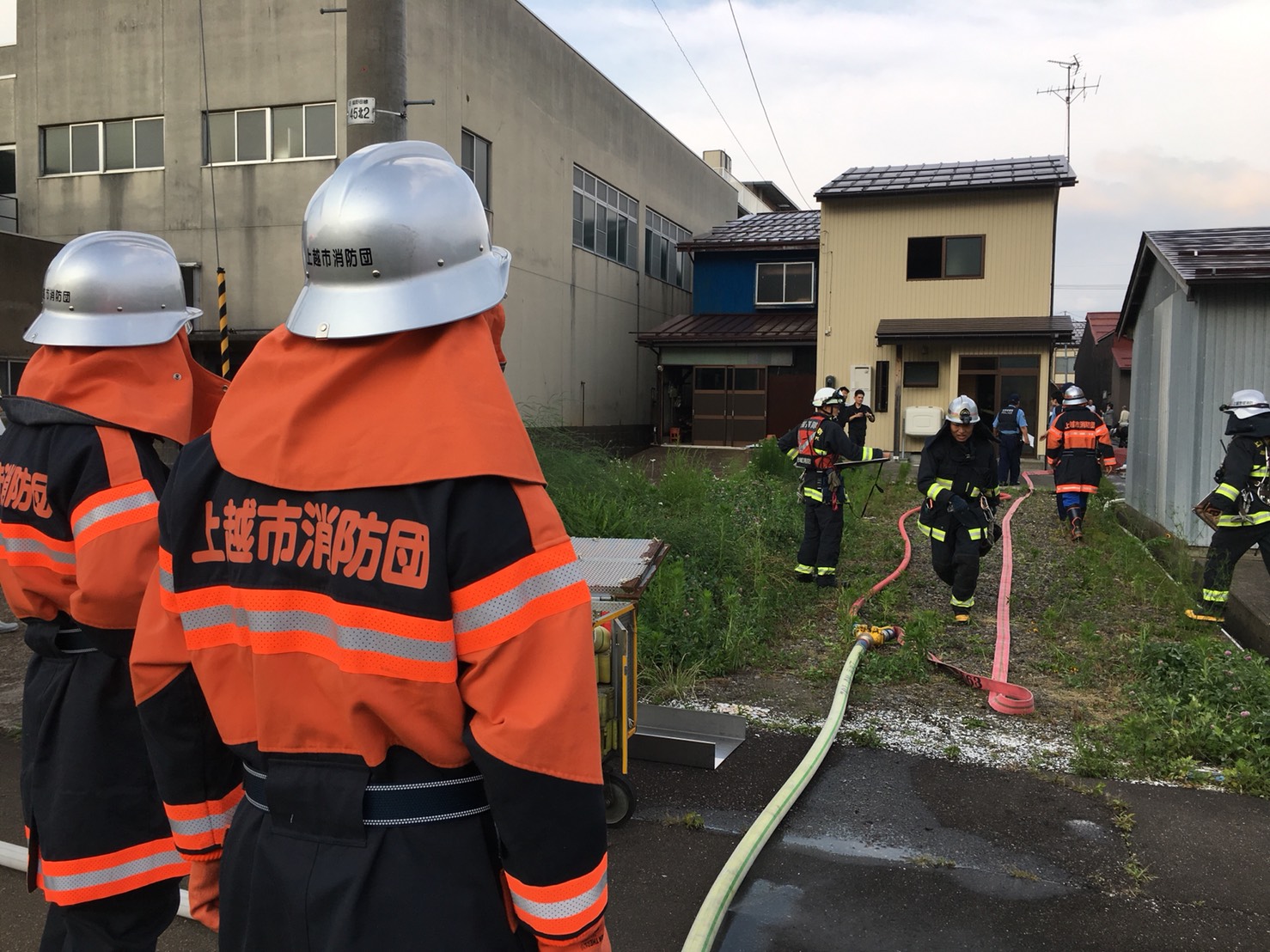 上越市南本町2丁目で住宅火災 60代女性負傷