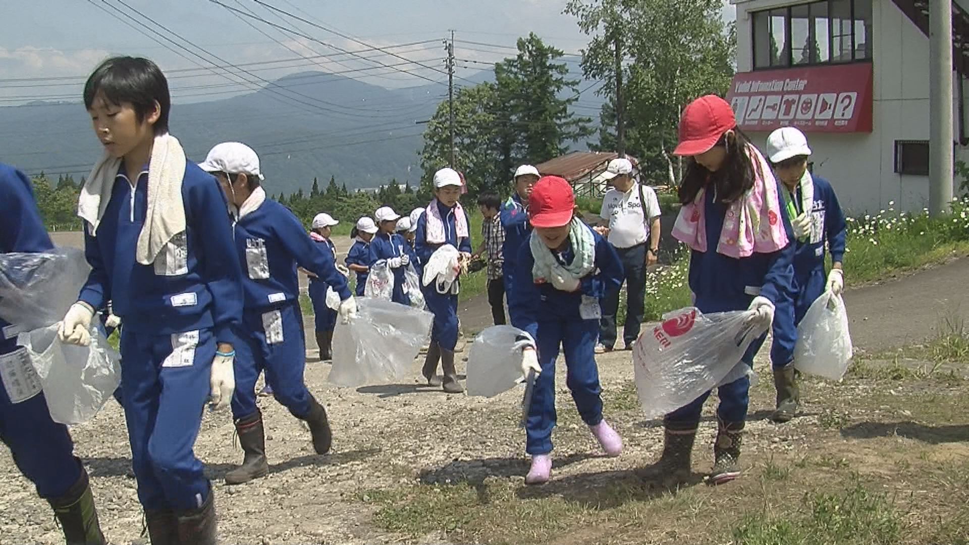 妙高高原北小児童 スキー場でゴミ拾い
