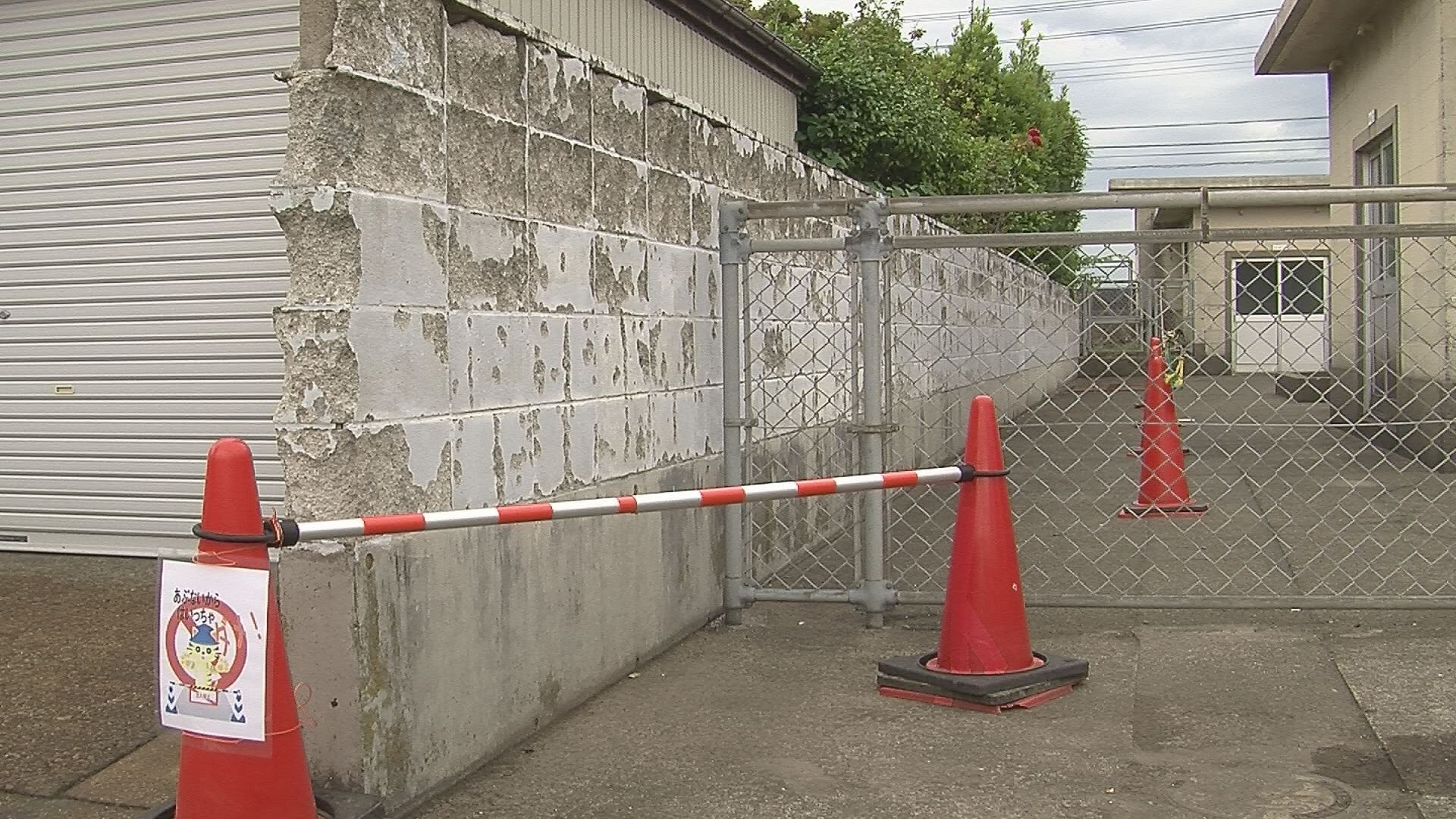直江津小のブロック塀 建築基準法に適合せず