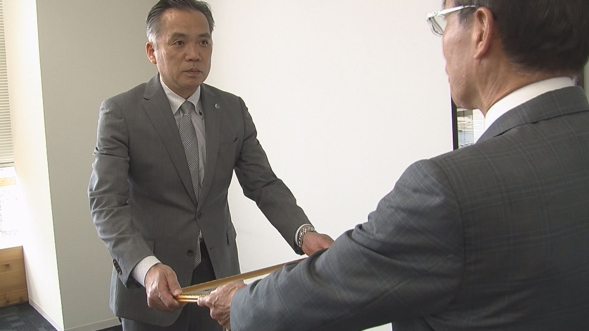 地元に恩返し ミヤトウ野草研究所が市にＡＥＤ寄贈　