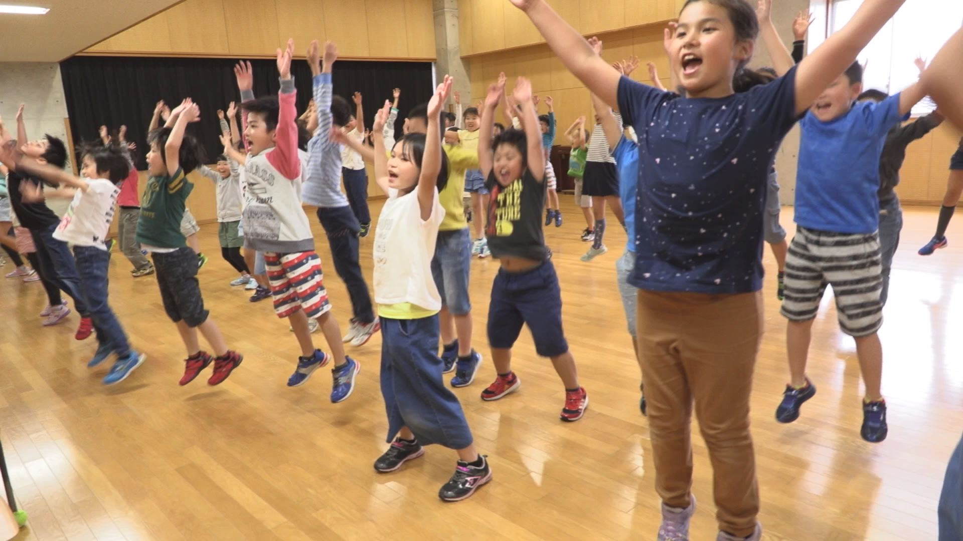 オープンが待ちきれない！ 児童が歌と踊りで盛り上げ