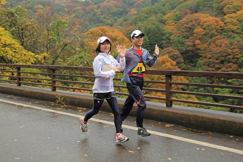 05紅葉をバックに