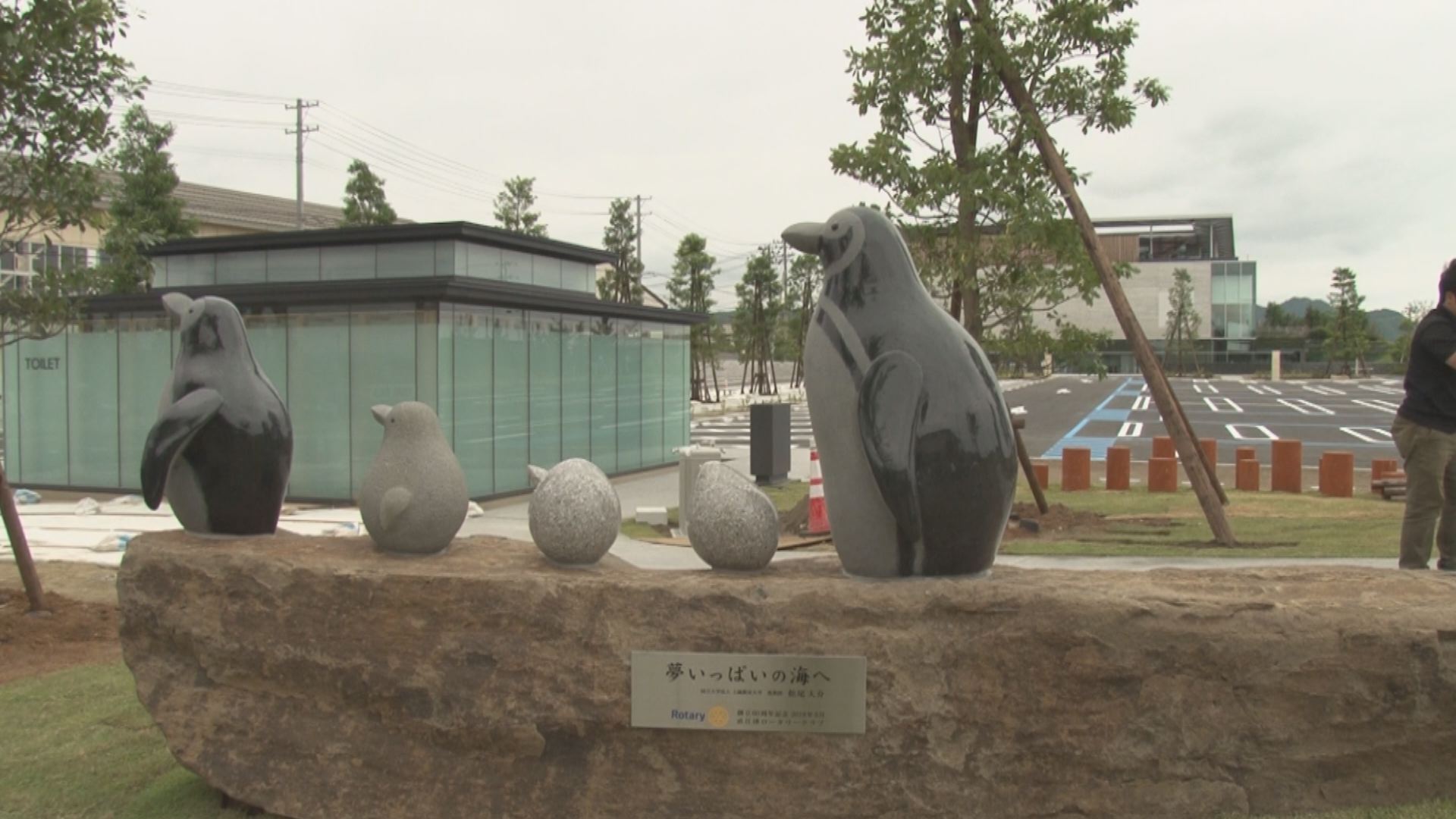 卵から成長して家族になるまで！ペンギン石像 除幕式