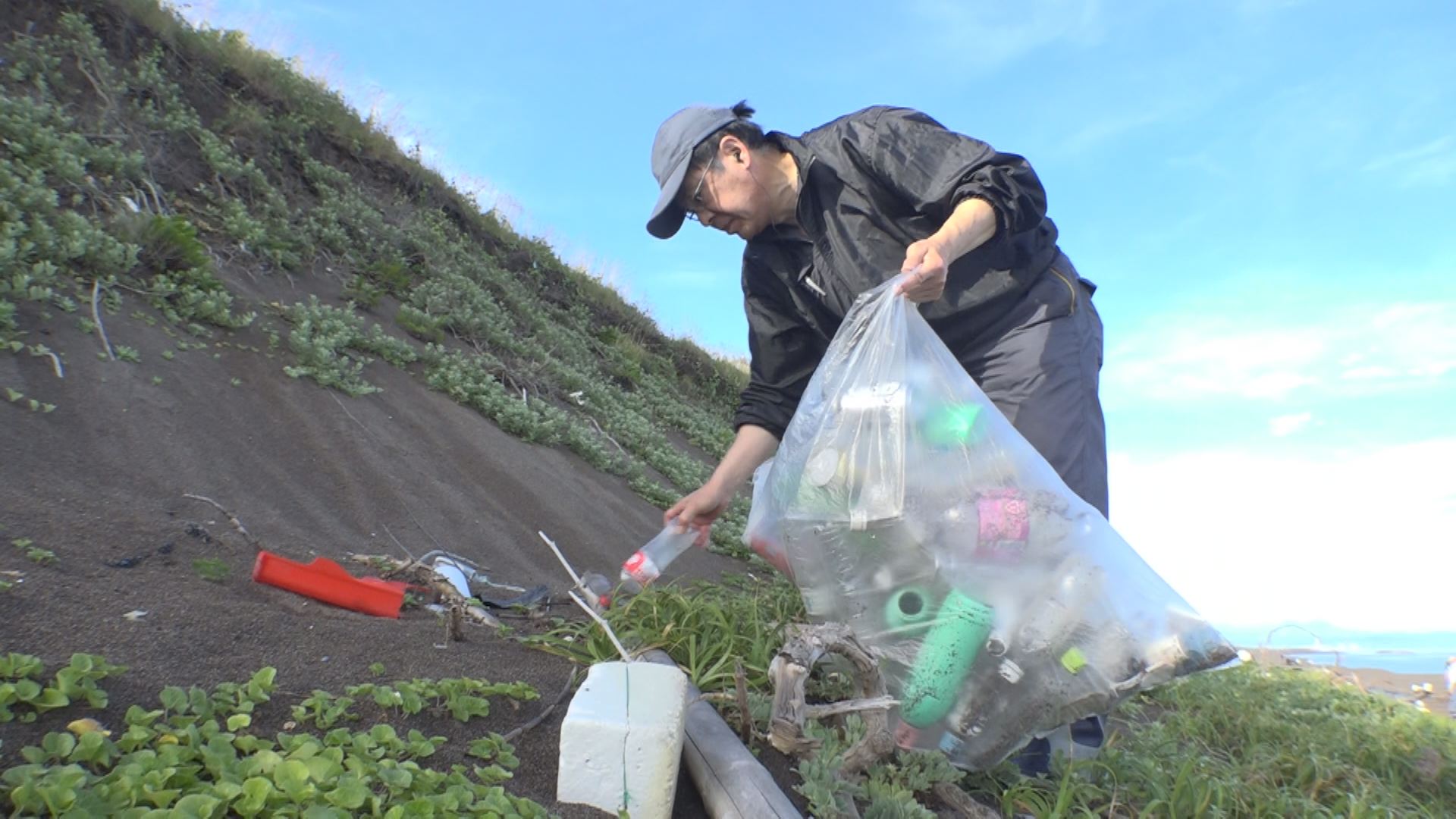 柿崎住民1,500人が参加 シーズン前に海岸清掃