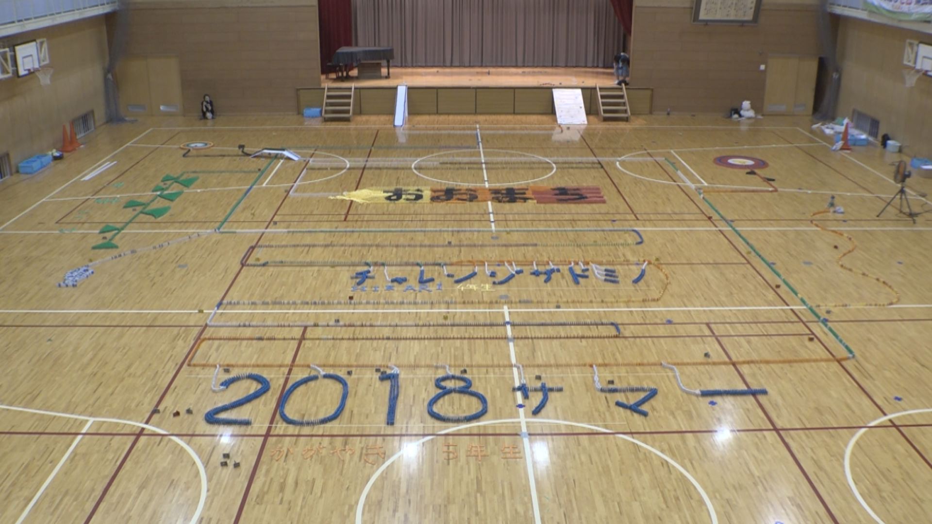大町小 2万7,000個のドミノに挑戦！結果は……