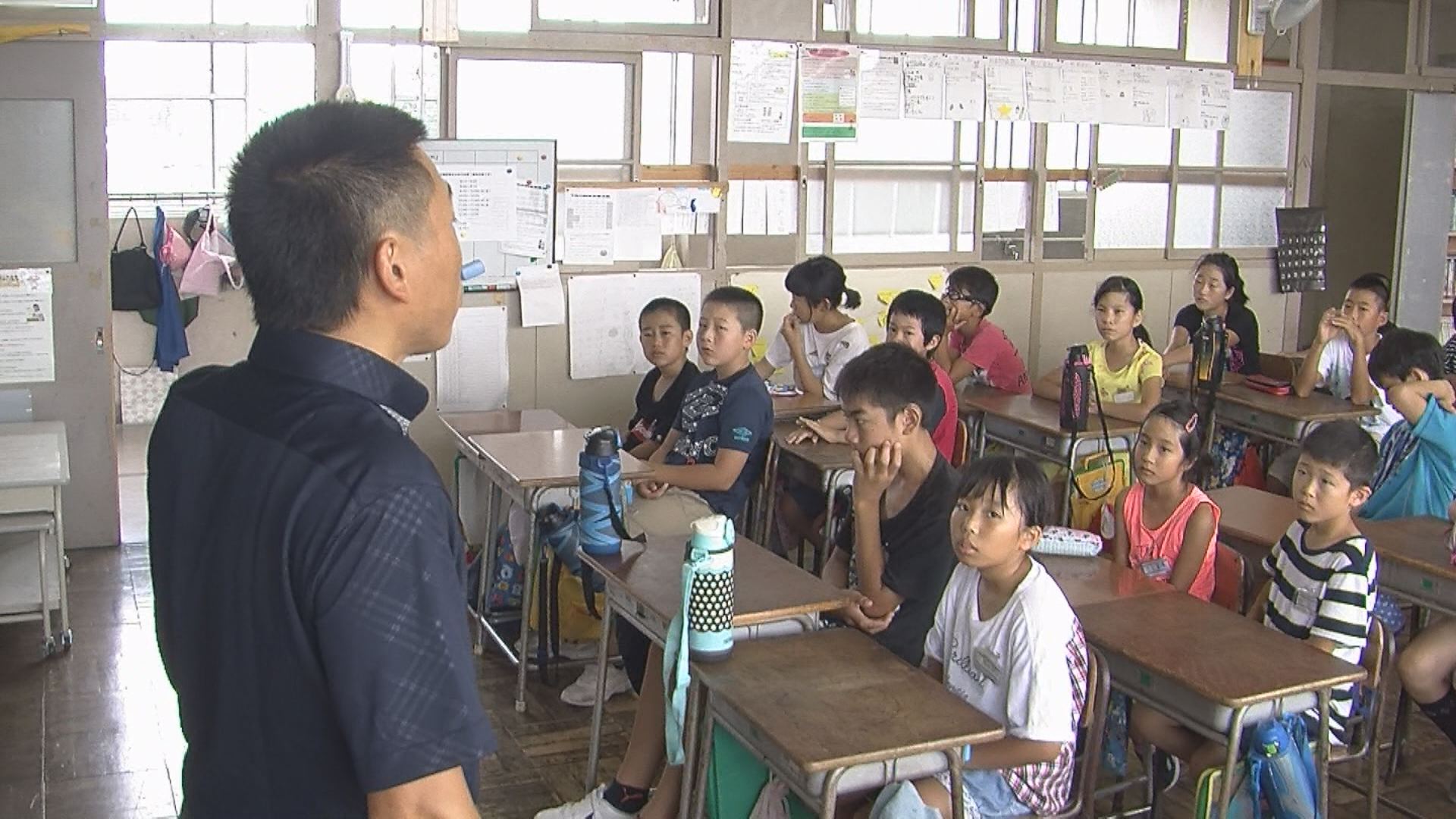 暑さ対策　教室で終業式　大手町小学校　　