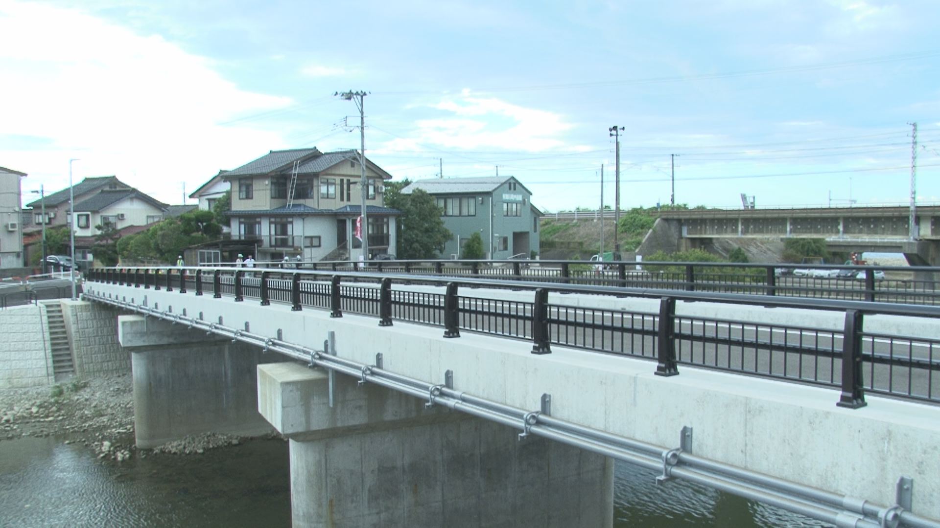 桑取川の有間川橋新しく 地域住民が渡り初め