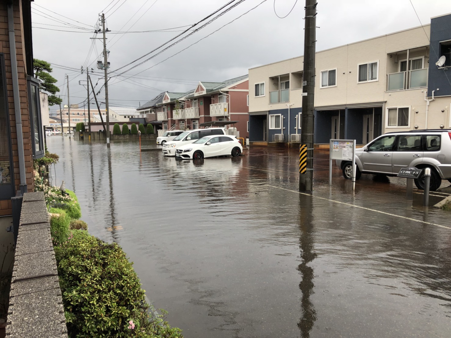 大雨で一部道路が冠水
