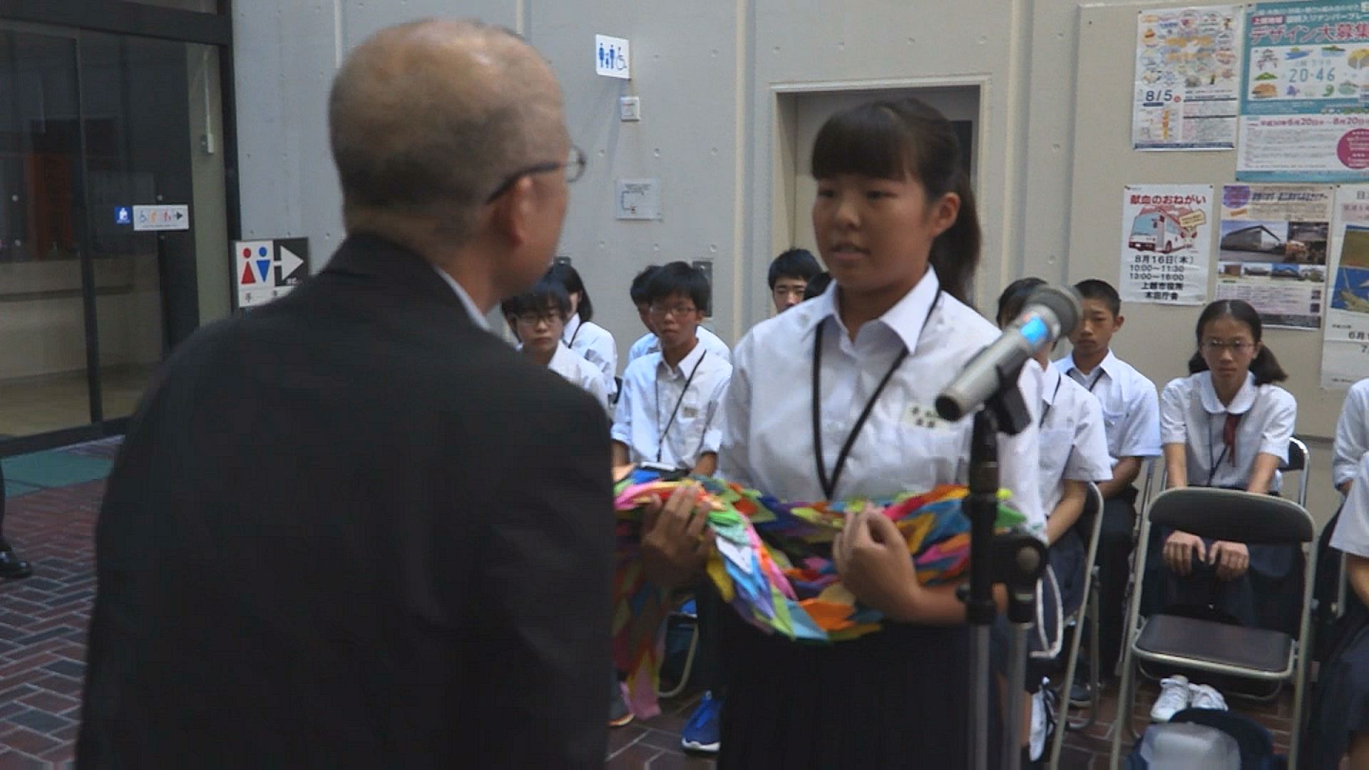 平和の尊さを考える　中学生が平和記念式典に出発