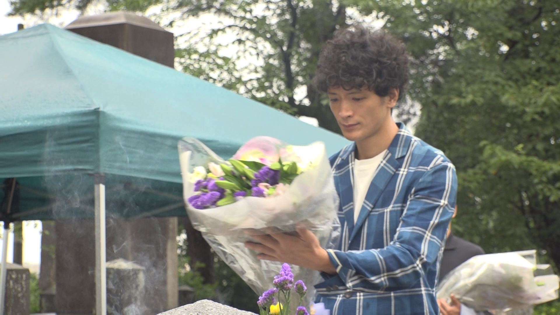 俳優の渡部豪太さん 上越で薩摩藩戦死者の墓参り