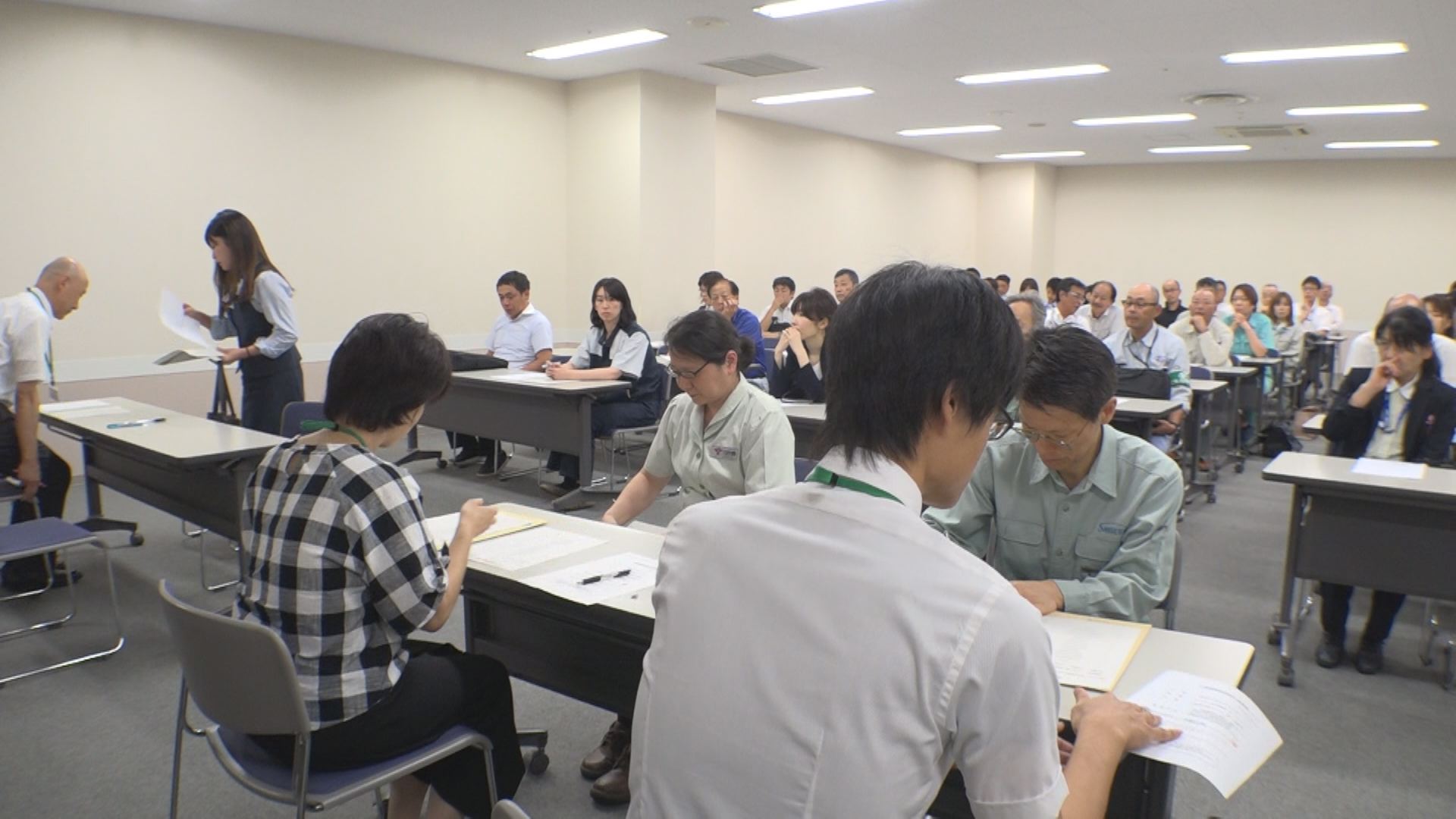 高校生の就職採用試験16日から 企業へ応募書類手渡す
