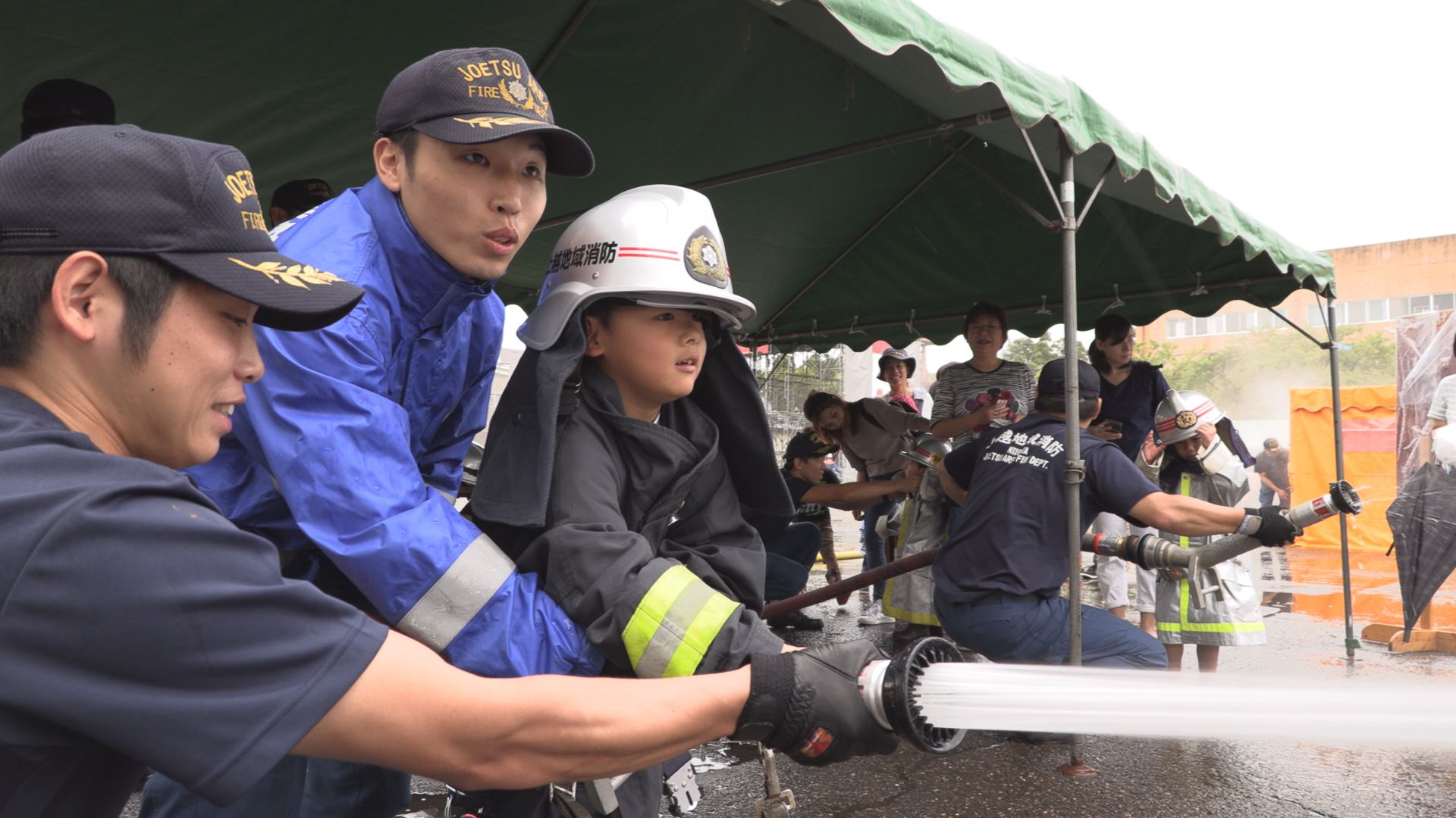 消火に挑戦！ 上越市で消防フェスティバル