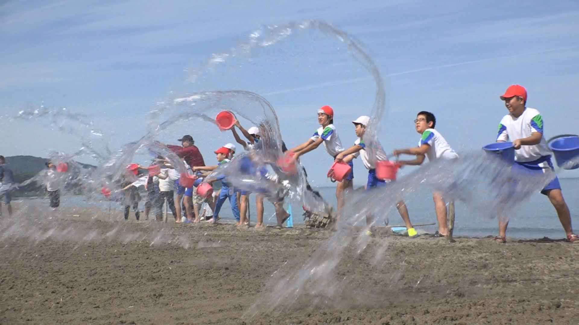 谷浜小6年生 汗かいて「義の塩作り」に挑戦！