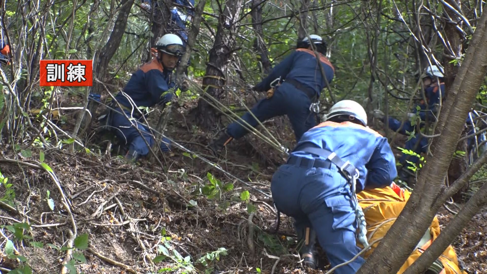 1人助けるのに７人がかり！柿崎区で山岳救助訓練