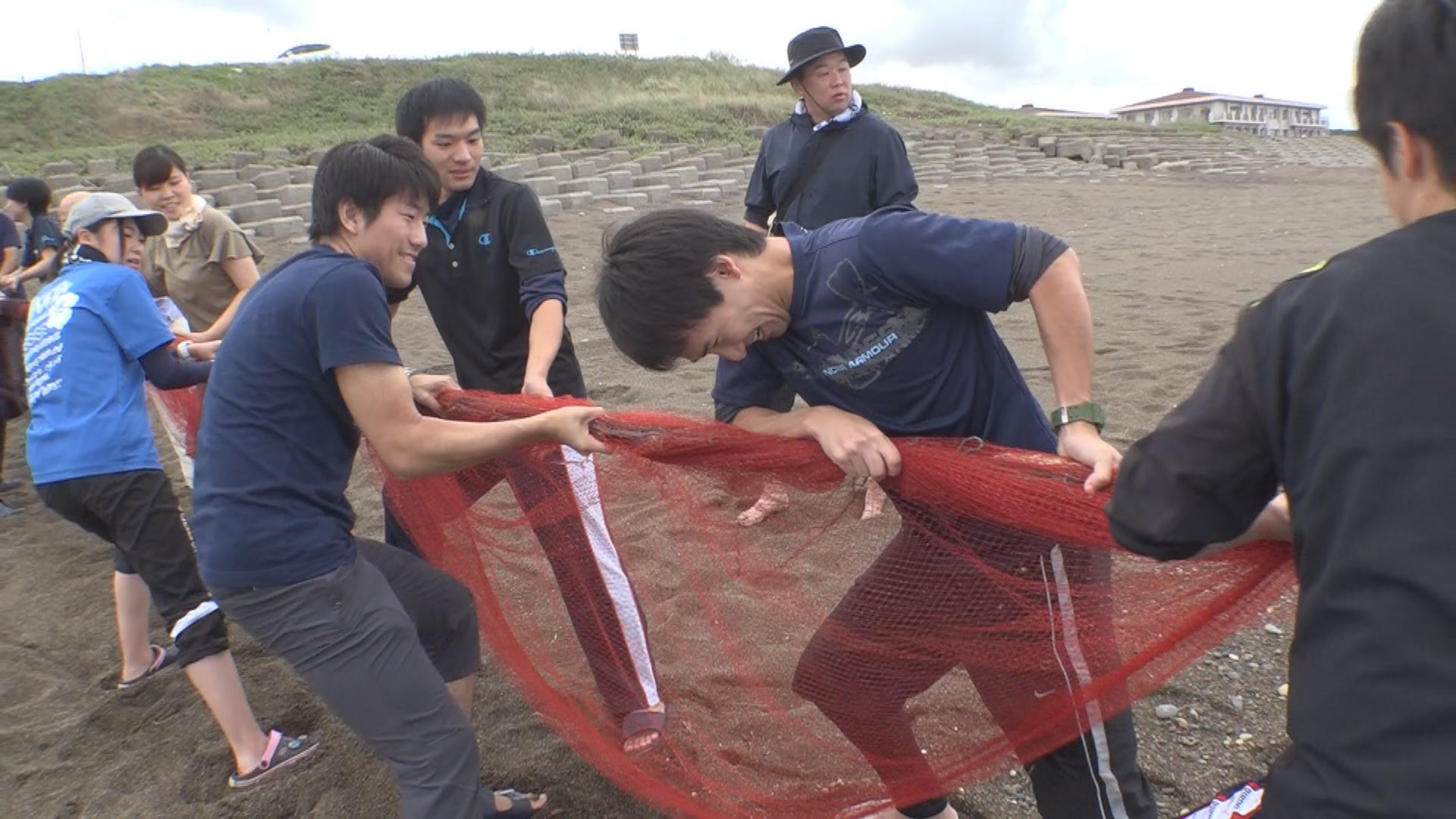 海の幸に感動！大学生が地引網体験