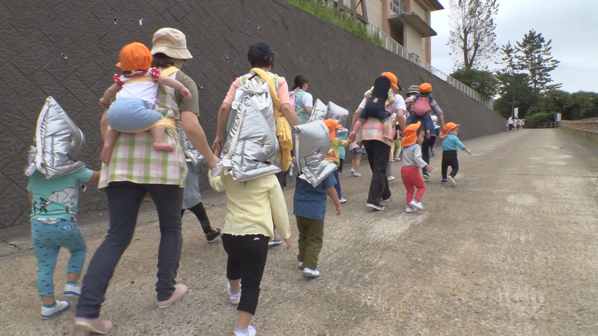 谷浜地区で津波に備える合同避難訓練