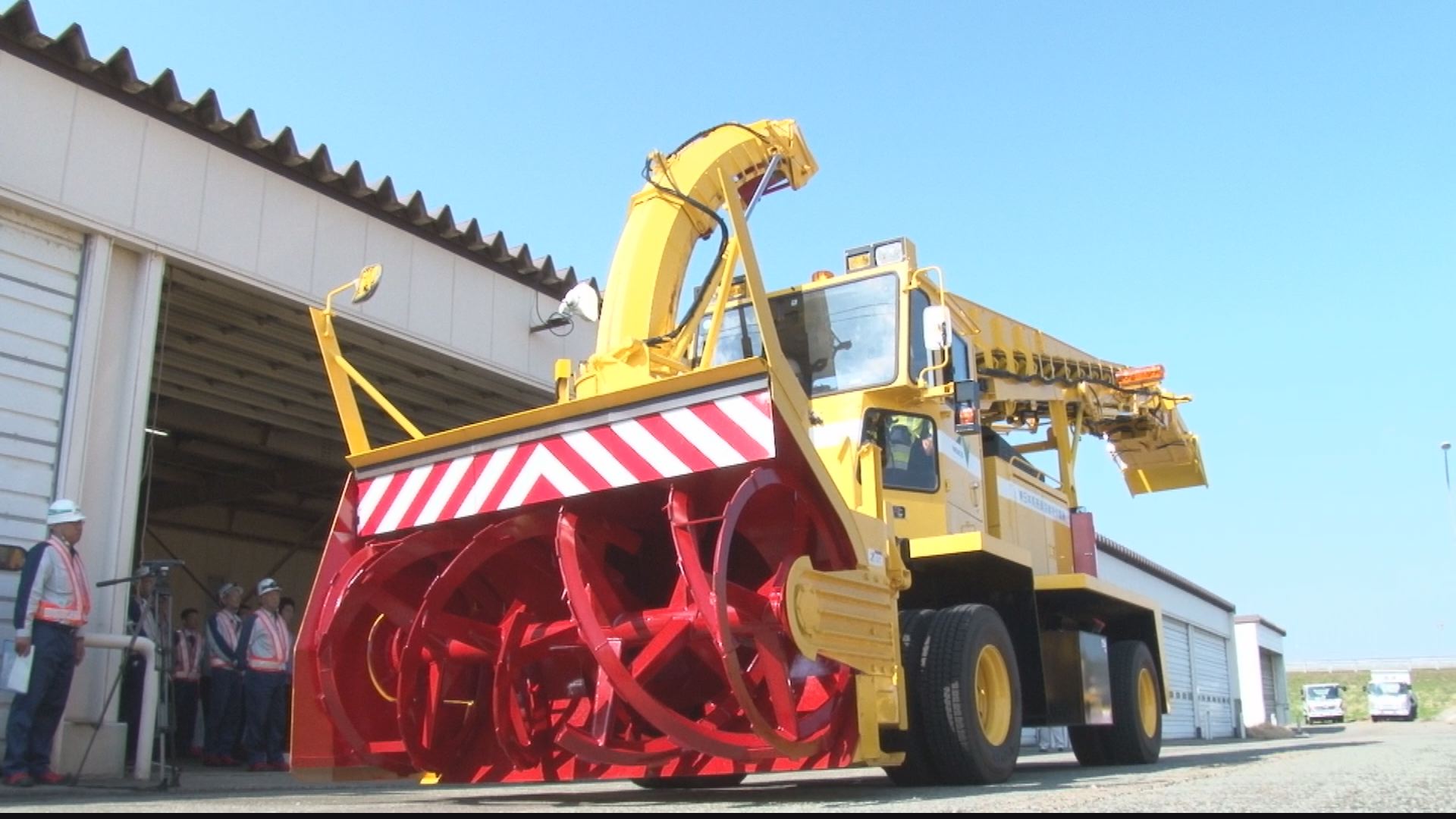 高速道路で除雪車出動式 新型ロータリー車披露