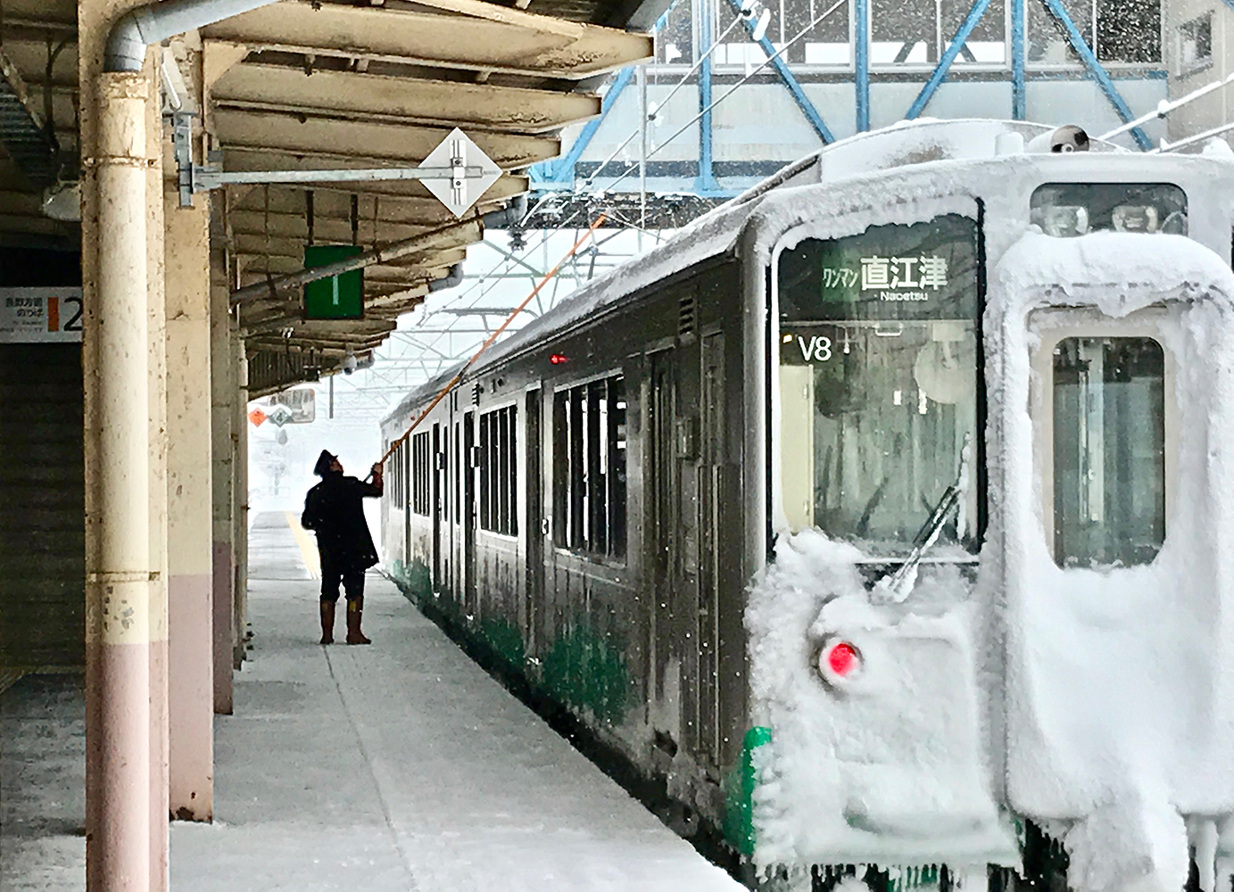 パンタグラフの氷を取る運転士