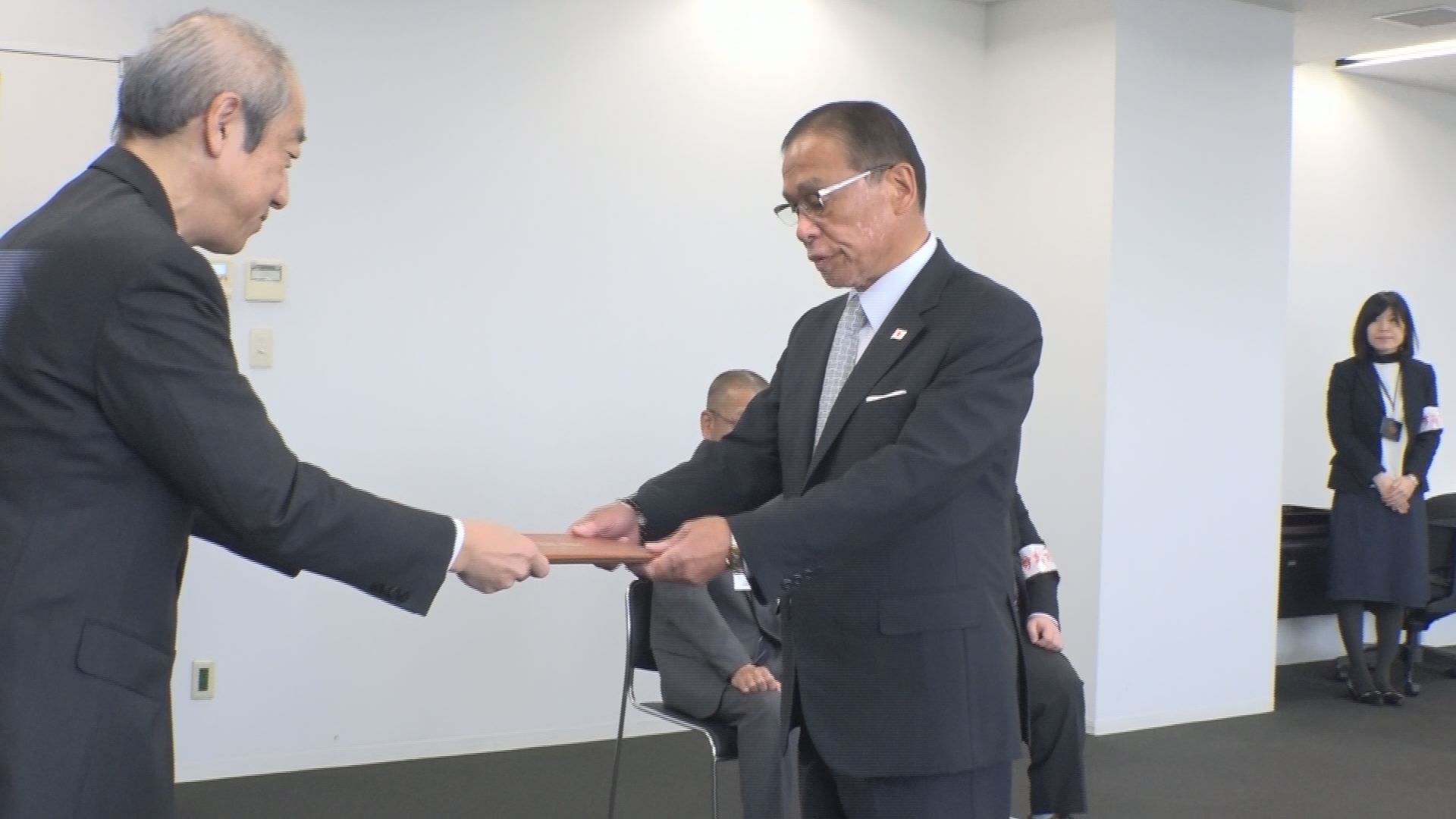 入村氏に当選証書授与 “責任の重さ改めて感じる”