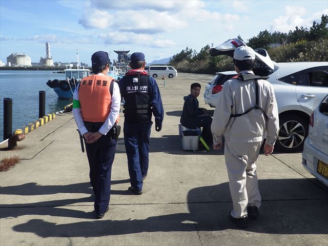 直江津港の立入禁止区域で釣り 107人に退去命令