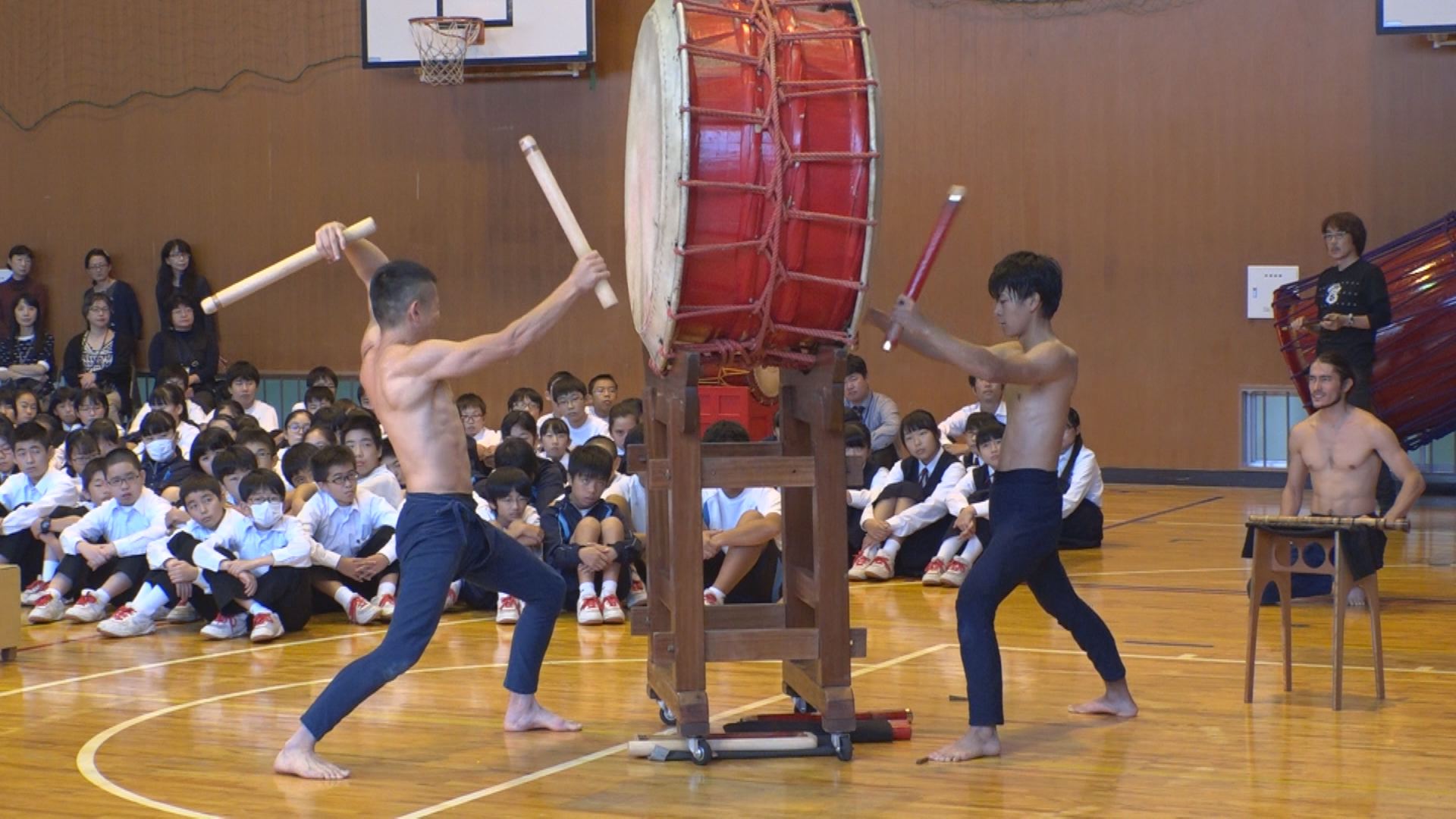 魂のリズム全身に！附属中で鬼太鼓座が演奏披露
